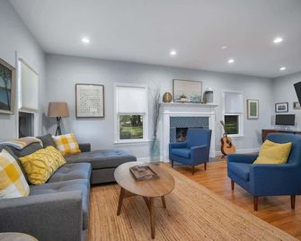 Fair Winds | Twin Charmer Walk to Downtown Mystic! - Stonington - Living room