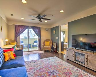 4 Mi to Ocean Lewes Beach Condo with Screened Porch - Lewes - Living room