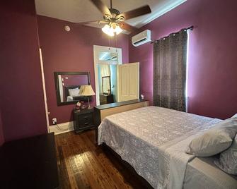 Adorable Shotgun House Minutes from the French Quarter/Bywater/Marigny/Downtown - New Orleans - Bedroom