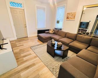 2 Br - Off Street Parking - Amazing View Nearby - Pittsburgh - Living room