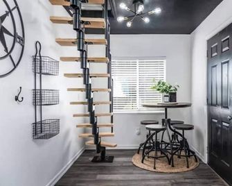 The Hide-Out! A Boho Cabin AC- Wi-fi - Mi Wuk Village - Escaleras
