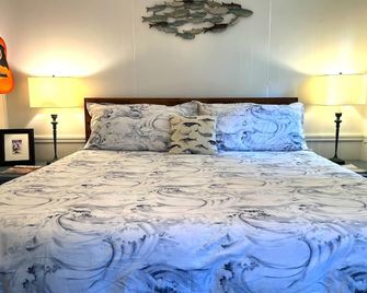 The Sea Pear Cottage - Marsh views and steps from the beach - Folly Beach - Bedroom