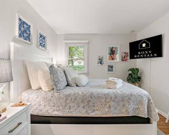 'Garden Getaway' by Gleason Lake by Roxy Rentals - Minneapolis - Bedroom