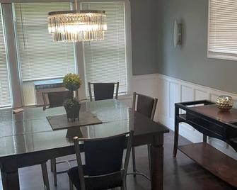 4-bedroom large home in Detroit - AC, WiFi in Historic Boston Edison District - Detroit - Essbereich