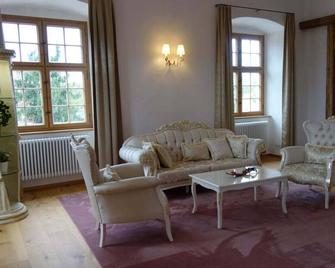 Luxurious Castle Retreat in Austria Little Versailles with Nearby Spas - Ried im Innkreis - Living room
