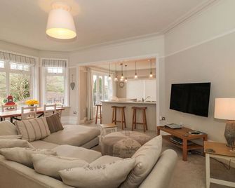 The Anchorage, Pet Friendly, Character Holiday Cottage In Bournemouth - Bournemouth - Living room