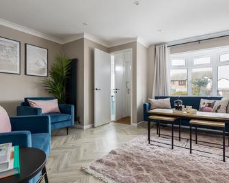 Fully Renovated House With Hot Tub And Sea View - Ferndown - Living room