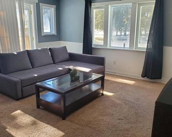 Hidden Gem Cottage minutes away from Parks/Beaches - Northern Bruce Peninsula - Living room