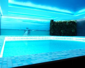 Hotel & Spa Meydan - מוסטר - בריכה