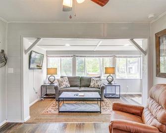 Pet-Friendly Somerset Cottage Near Boat Ramps! - Somerset - Living room