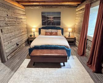 A Novel Stay 3bd log cabin with Hot tub in amazing Shelbyville, IL. 3.5 acres. - Shelbyville - Habitación