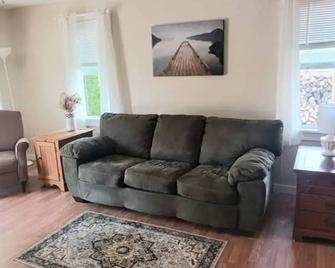 Charming 3-bedroom lake house on Tri lakes 6 miles north of Columbia City. - Columbia City - Sala de estar
