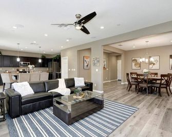 Spacious modern family home - Self check-in - Elk Grove - Obývací pokoj