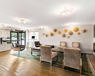 2 Family-Friendly Units Near Downtown Naperville - Free Parking and Breakfast! - Naperville - Wohnzimmer