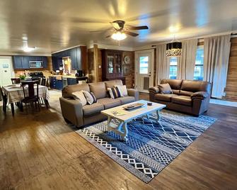 Farmhouse Retreat at Bakers Creek: Pet-Friendly, Private, Convenient Location - Russellville - Living room