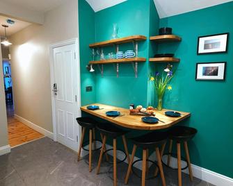 Tastefully Decorated 1-Bed with Free Parking - At Hem - Winchester - Comedor