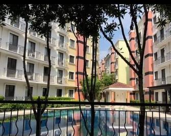 Spanish Condo with Hot shower 15 min from Airport - Las Piñas - Pool