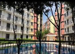 Spanish Condo with Hot shower 15 min from Airport - Las Piñas - Pool