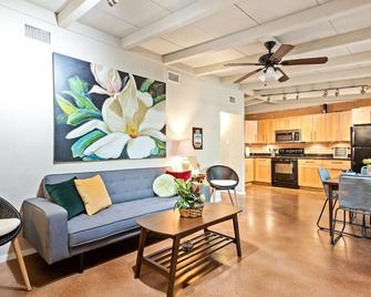 3bdrm 10 mins Downtown, Next to UT, Outdoor Dining & Grill - Austin - Sala de estar
