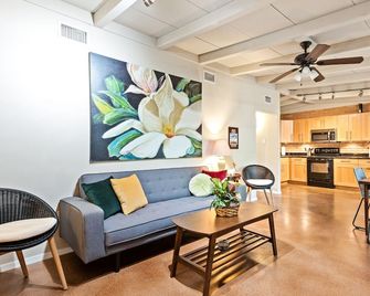 3bdrm 10 mins Downtown, Next to UT, Outdoor Dining & Grill - Austin - Salon