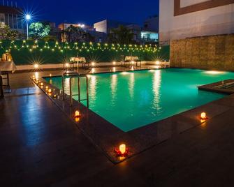 Rosewood Apartment Hotel - Pantnagar - Rudrapur - Piscina