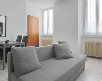 Italianway - Piazza Amendola 14 - Como - Wohnzimmer
