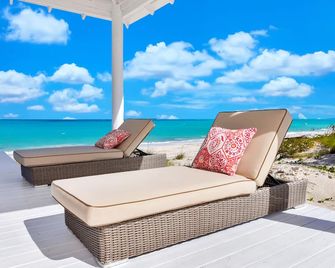 Directly on the beach with newly installed generator and heated pool! - Moss Town - Patio