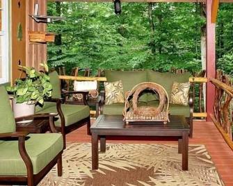 Enchanted - 1 Bedrooms, 1 Baths, Sleeps 2 Cabin by RedAwning - Newport - Balcony