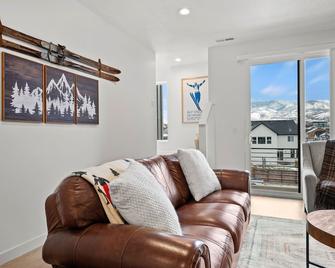 Focus Up at the Mountains RO 5973 Wkly Disc - Morgan - Living room