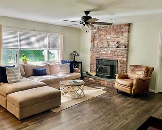 Southold, NY- Heart of North Fork Wine Country and Minutes From The Beach - Southold - Wohnzimmer