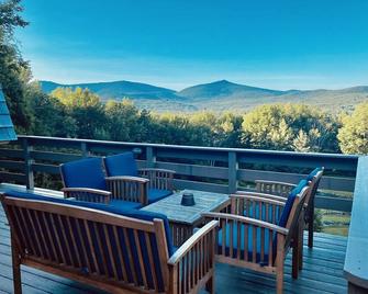 90 acre Indescribable Mountain View Getaway! Hot Tub - Pool Table - Fire Pit - Games! - Shrewsbury - Balcón