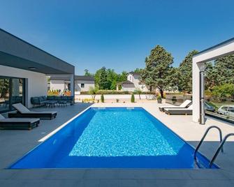 3 bedroom nice home in Nedescina - Nedeščina - Piscina