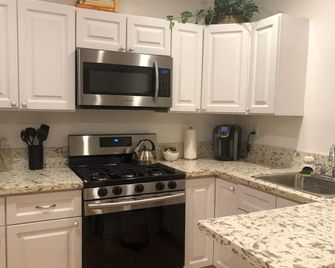 Cozy Northridge Apartment Near Csun, Transportation, And Shopping - Los Angeles - Kitchen
