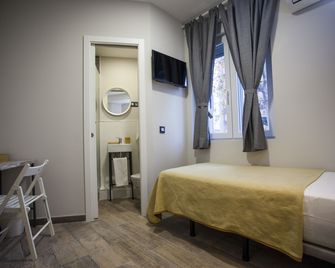 Hostal CC Atocha - Madrid - Bedroom