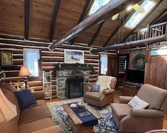 Bushkill Waterfront Log Cabin - East Stroudsburg - Living room
