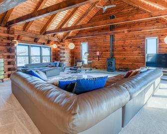 Modern, Artsy, & Lofty Log Home - Wallkill