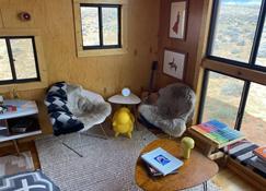 Glamp in the high desert! Modern design cabin. Star gazing. Close to canyons. - Page - Huiskamer