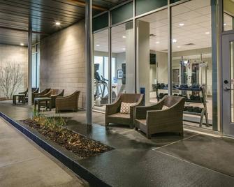 Free Breakfast, Free Wi-Fi, Business Center | Indoor Pool + Hot Tub - Des Moines - Lobby
