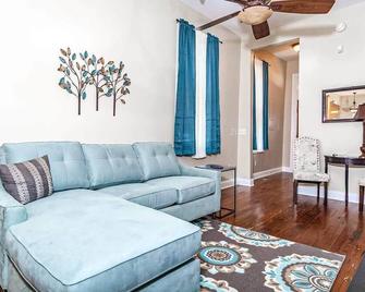 Americana Cottage Closest Historic BnB to Benning - Columbus - Living room