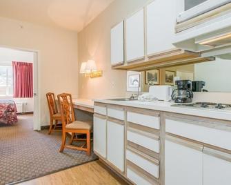 Intown Suites Extended Stay Colorado Springs - Colorado Springs - Kitchen