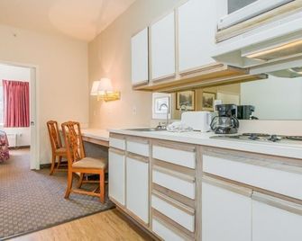 Intown Suites Extended Stay Colorado Springs - Colorado Springs - Cocina