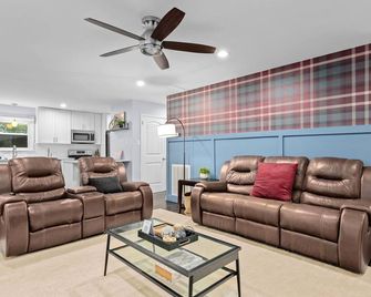 3b Great Family Relocation Home In Vrbo - Σάρλοτ - Σαλόνι