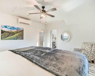 2 Mi to Town Castle Rock Retreat with Fireplace! - Castle Rock - Bedroom
