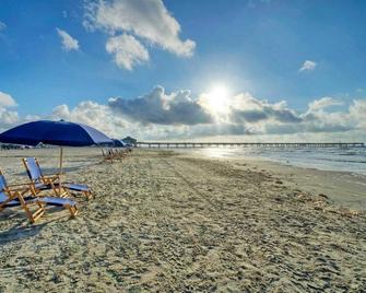 Private Yard, Shared Pool Near the Beach Bluetique Hotel by Avantstay - Port Aransas - Playa