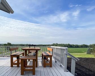 Country Retreat- Salem Wi- 4 Bdrm 2.5 Bath - Salem - Balcony