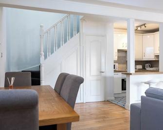 Spacious 2 Bed House - 20 Min Bus To City Center - Dublín - Comedor