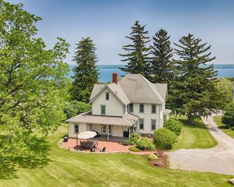 The Vineyard House at Fox Run Vineyards: Seneca Lake Wine Dream Home - Penn Yan - Building