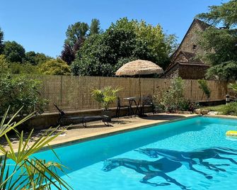 Auberge du Relais d'Auniac - Hôtel Bar Restaurant Piscine - Anglars-Nozac - Piscina