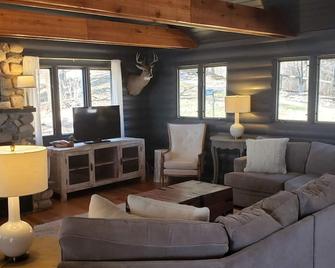 Amazing Lake Cabin Rental - Bemidji - Living room