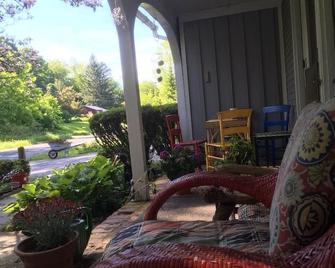Easy walk to village and lake - Wilmington - Patio